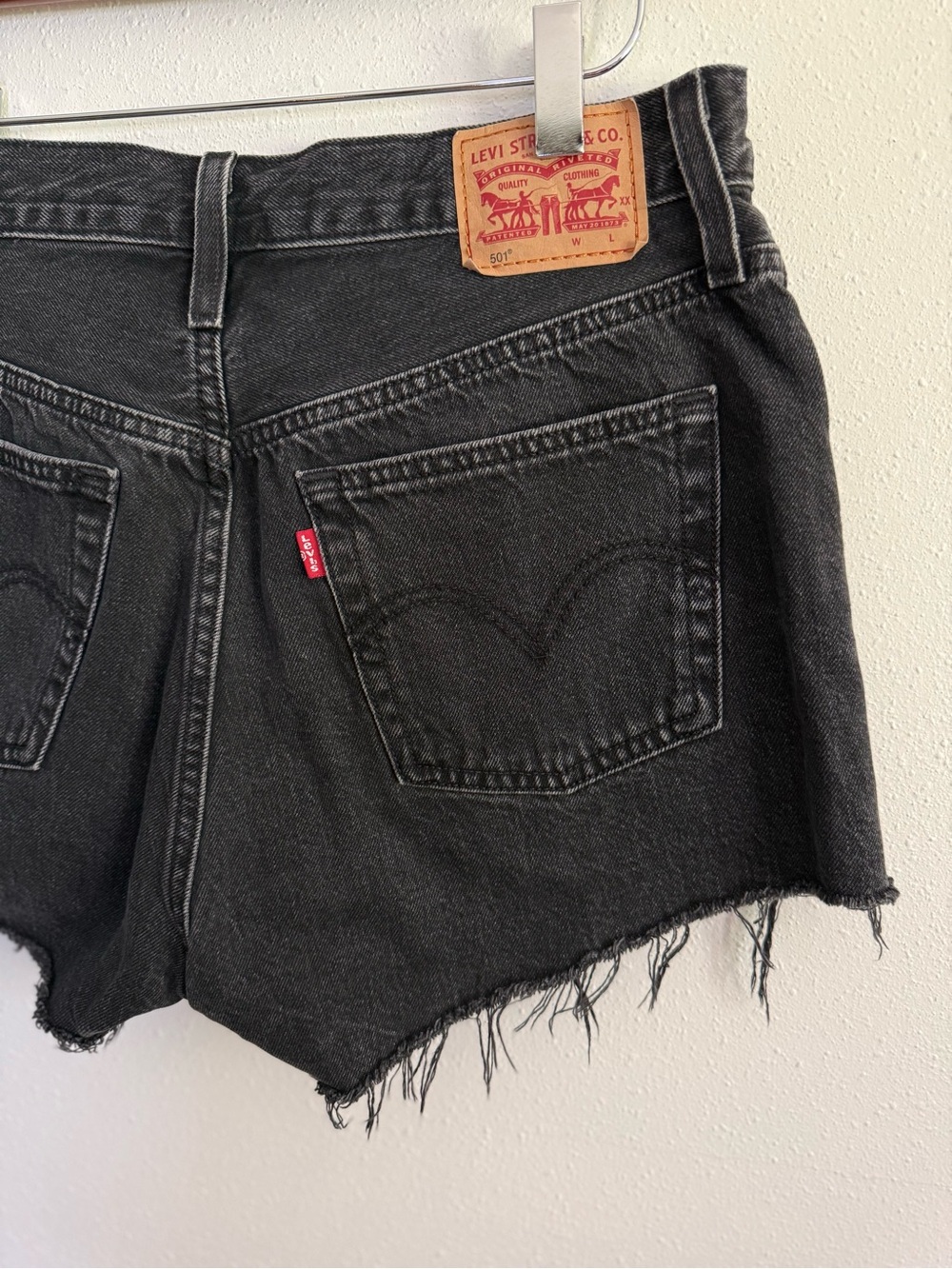 Levi’s 501 Black Cutoff Denim Shorts Women’s Raw Hem Button Fly W29